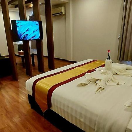 Royal Crown Hotel Yangon Exterior foto