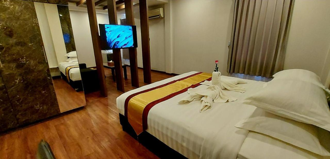 Royal Crown Hotel Yangon Exterior foto